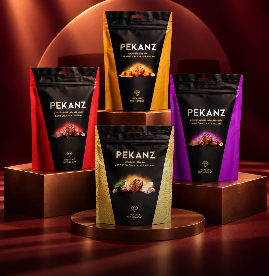 Четири опаковки Pekanz: Dark, Caramel, Milk и Assorted, върху бронзови постаменти